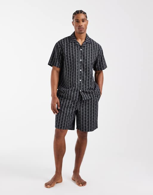 Lacoste – Lounge-Hemd in Schwarz mit Monogramm-Muster, 2 von 5