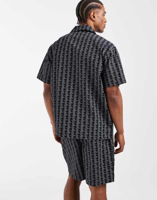 Lacoste – Lounge-Hemd in Schwarz mit Monogramm-Muster, 5 von 5