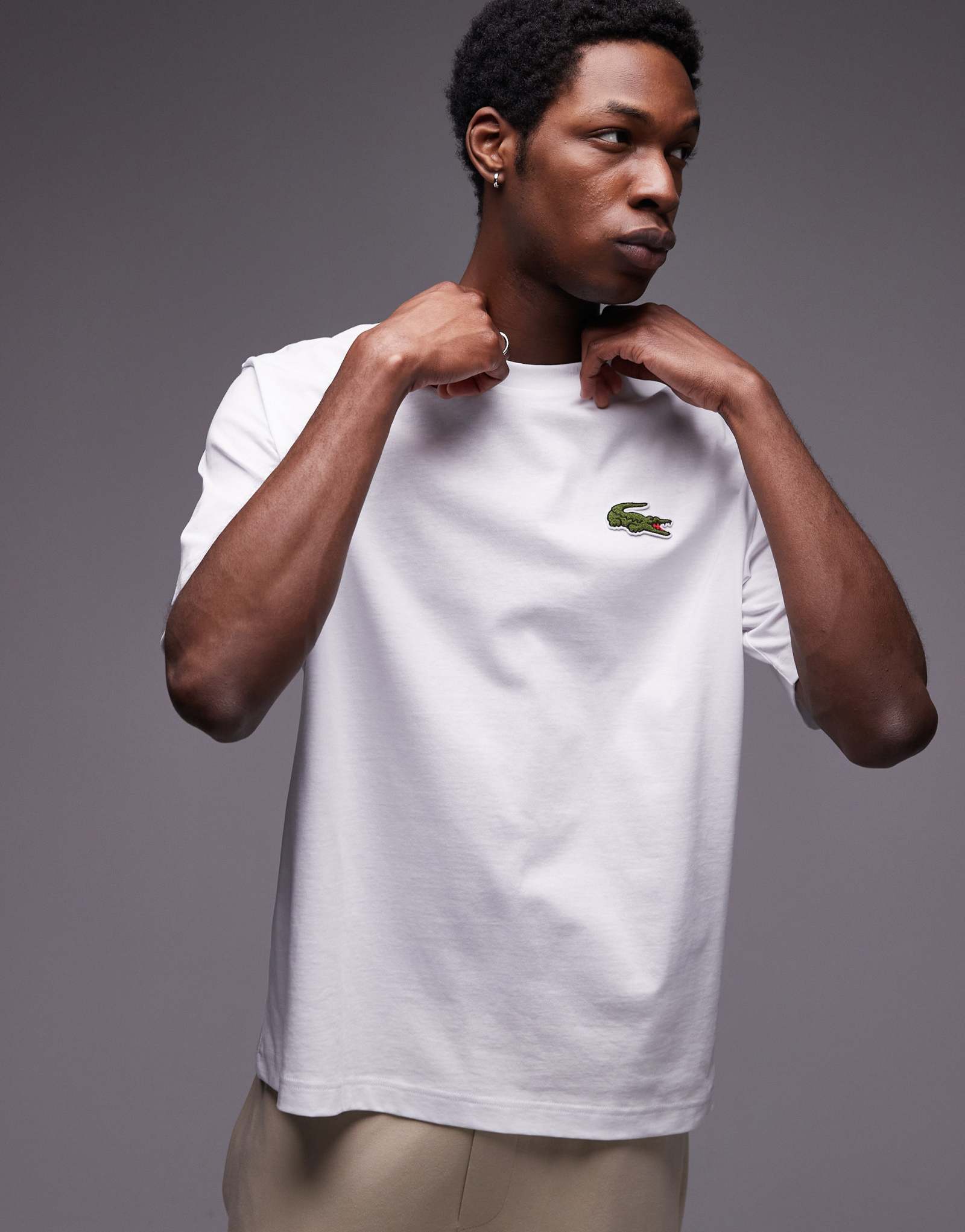 Белая футболка оверсайз от Lacoste с крупной вышивкой логотипа