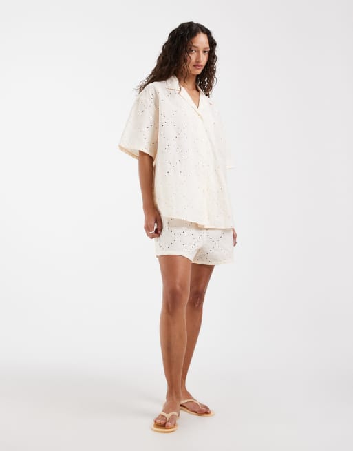 Lacoste – Persikofärgat set med skjorta och shorts med broderie anglaise, 2 av 4