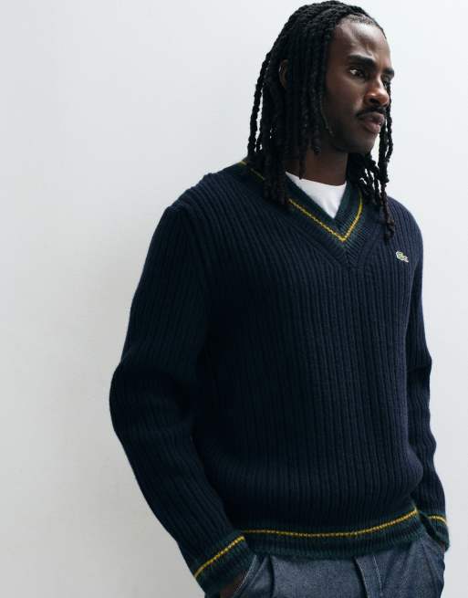 Lacoste Pullover mit Kontrastdetails und V-Ausschnitt in Marineblau, 4 von 5