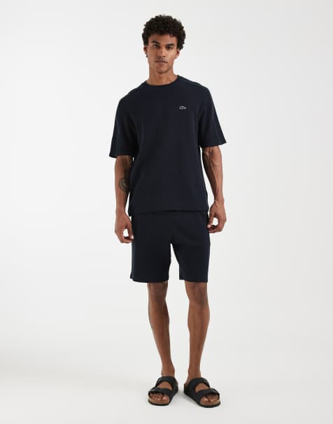 Lacoste – Set aus T-Shirt und Shorts in Schwarz mit Waffelstruktur - view 1