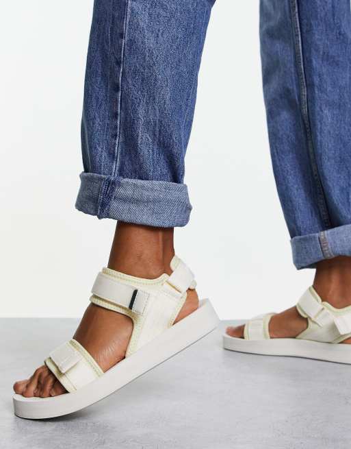 sociaal rook Irrigatie Lacoste Suruga sporty flat sandals in off-white | ASOS