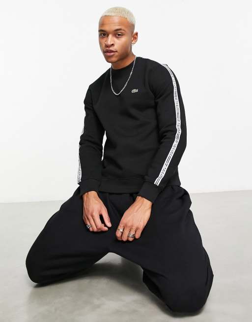Lacoste – Svart sweatshirt med tejpad logga