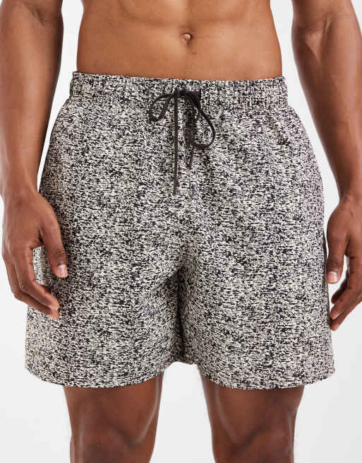 Lacoste – Szorty kąpielowe ze wzorem w kolorze ecru i brązowym, 4 z 5