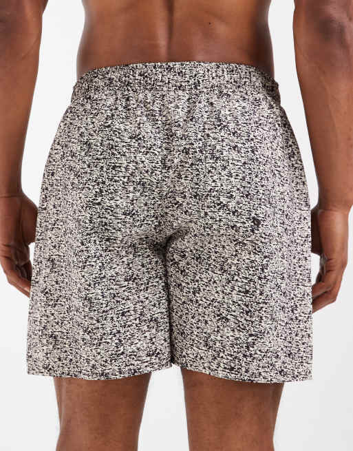Lacoste – Szorty kąpielowe ze wzorem w kolorze ecru i brązowym, 5 z 5