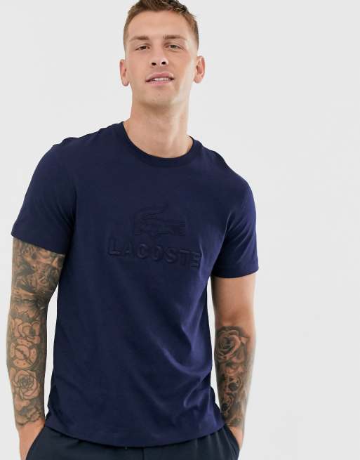 Lacoste - T-shirt avec grand logo ton sur ton - Bleu marine