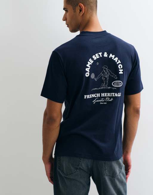 Lacoste t-shirt bleu marine avec badge heritage et motif au dos