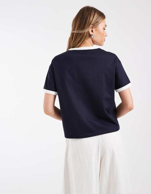 Lacoste - T-shirt blu navy con logo al centro e profili a contrasto, 4 di 4