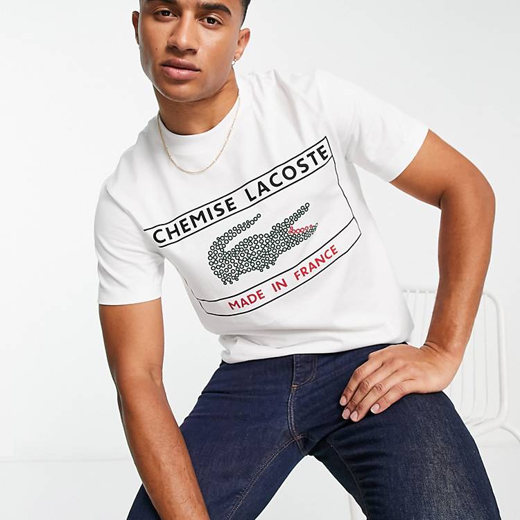 Lacoste – T-Shirt in Weiß mit „Chemise Lacoste“-Druck | ASOS