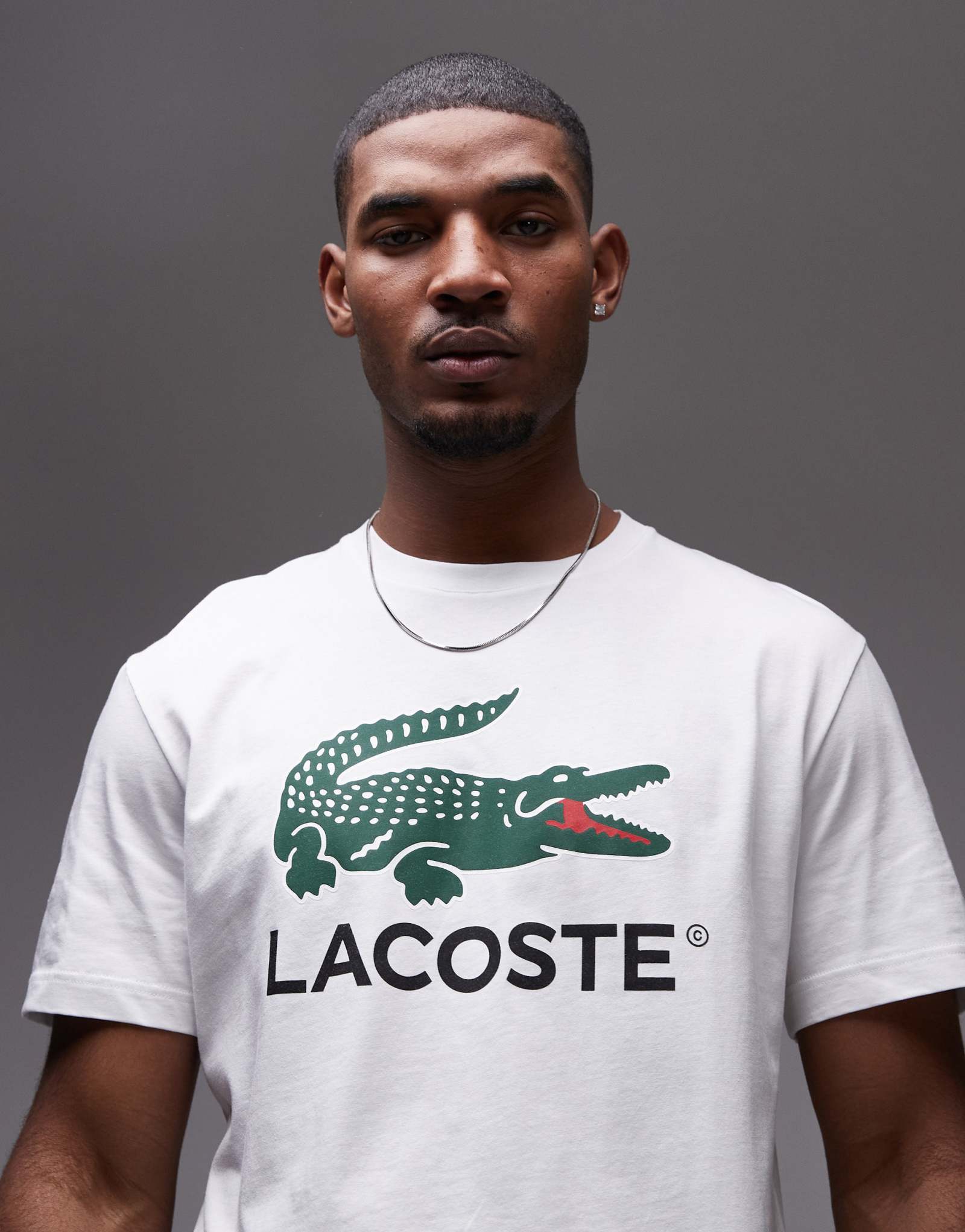 Белая футболка Lacoste с крупным классическим принтом в виде крокодила