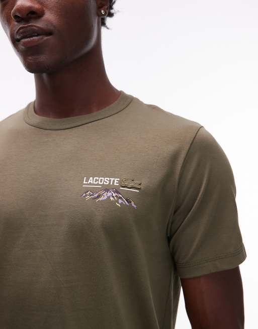 Lacoste - T-shirt met grafische print op de rug in kaki, 5 van 5