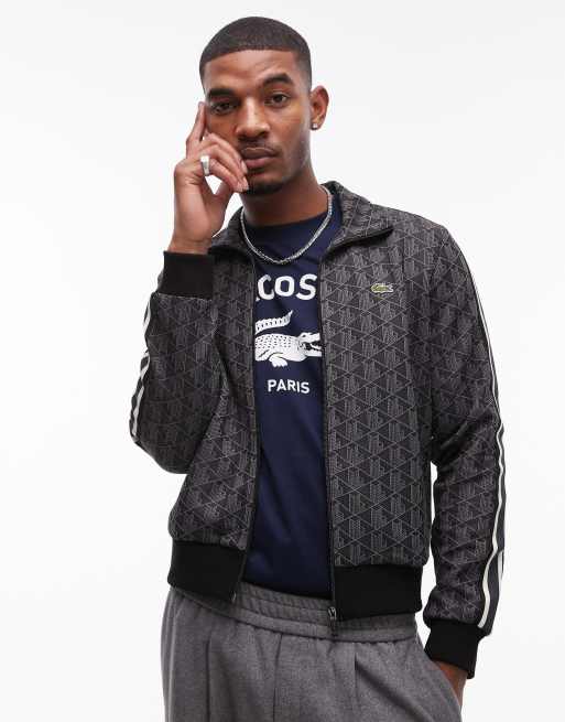 Lacoste – Trainingsjacke in Schwarz mit All-over-Monogrammprint und durchgehendem Reißverschluss