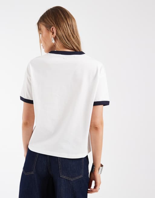 Lacoste – Vit t-shirt med centrerad logga och kantrand, 4 av 4