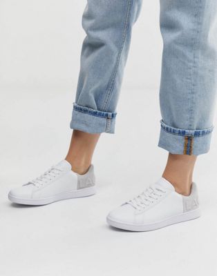 Lacoste – Vita sneakers med snörning och kontrasterande sula