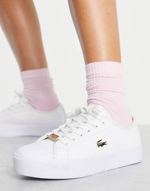 Lacoste – Ziane Grand – Flache Sneaker in Weiß mit goldfarbenem Aufnäher