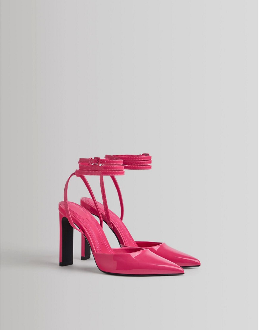 фото Лакированные туфли ярко-розового цвета на каблуке с заостренным носком и ремешками на щиколотке bershka-розовый цвет
