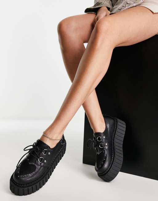 Lamoda Scarpe basse nere con suola spessa, cuori e borchie ASOS