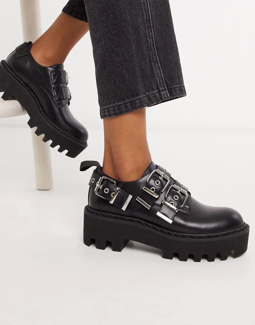 Lamoda – Svarta skor med platt tjock sula och spännen