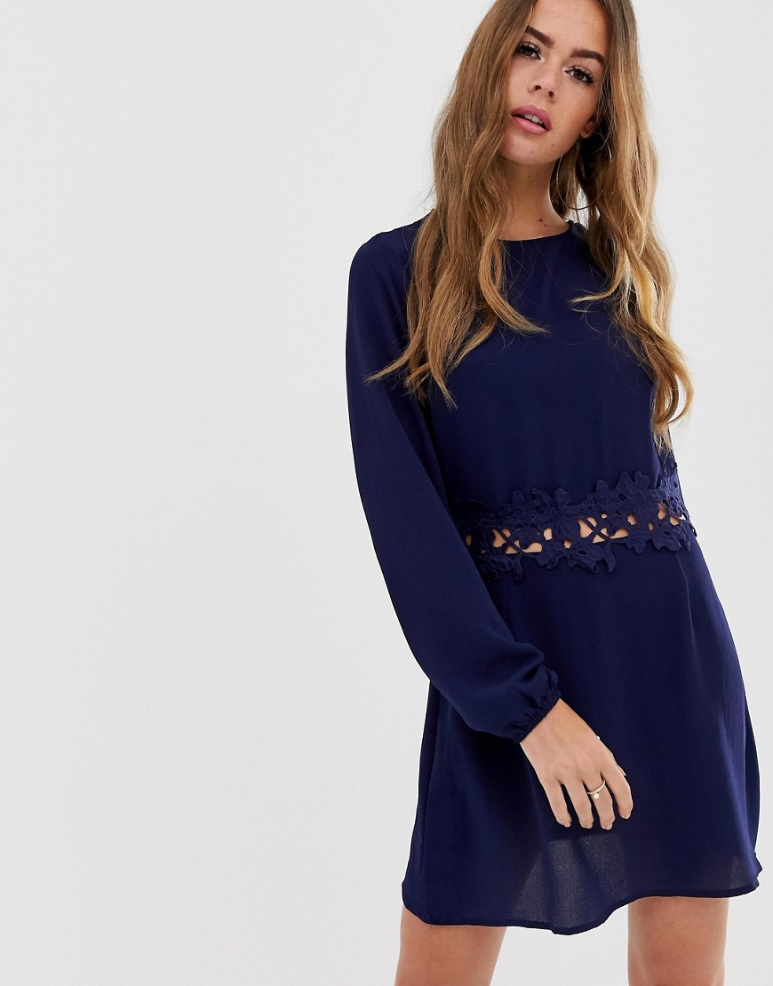 Langærmet kjole med bælte fra AX Paris-Marineblå