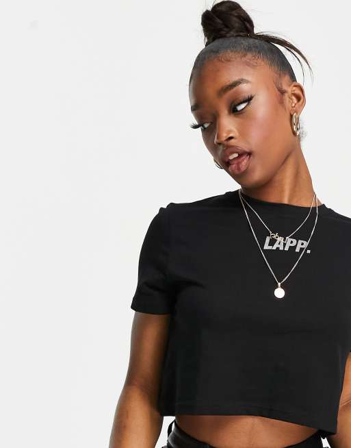 LAPP – Basic – Czarny T-shirt o krótkim fasonie z napisem