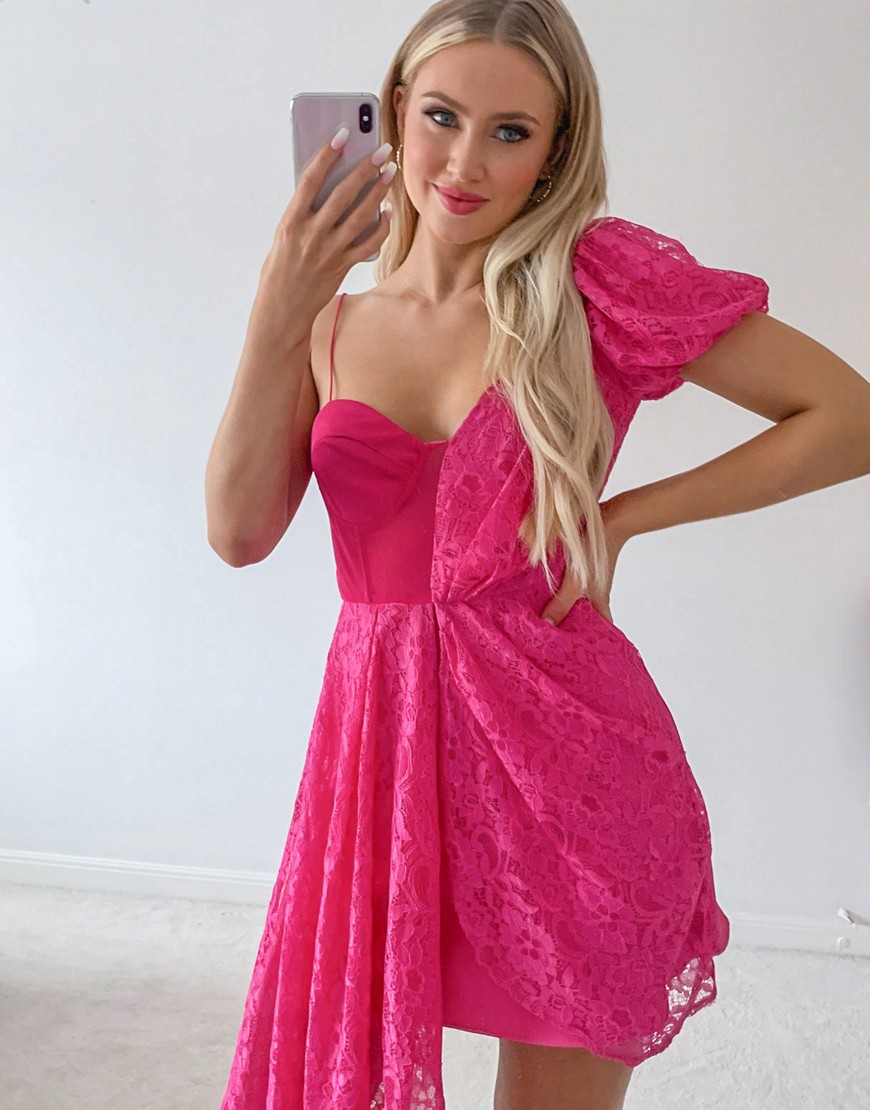 Vestito corto monospalla in pizzo con corsetto e dettaglio asimmetrico rosa vivo - Lashes of London  donna Rosa - immagine1