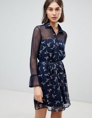Lavand – Blommig skjortklänning med lätt skira paneler-Blå
