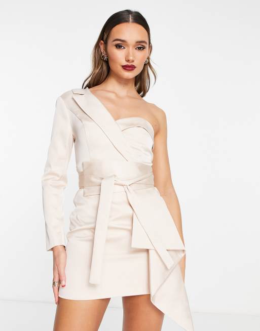Lavish Alice - Blazer-minikjole med oneshoulder-snit og bæltedetalje i champagnefarvet satin