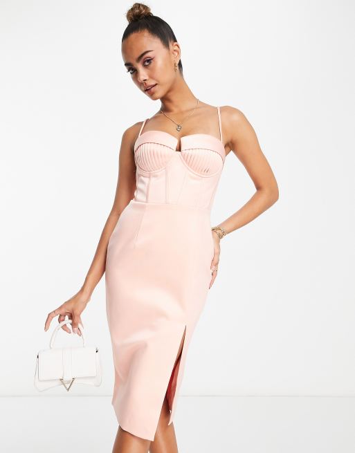 Lavish Alice – Midikleid in Pfirsich mit plissiertem Korsettdetail und Schlitz am Oberschenkel