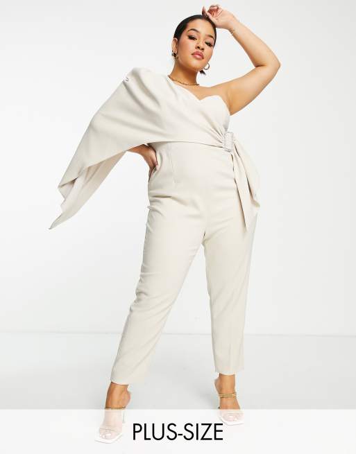Lavish Alice Plus - Jumpsuit met blote schouder, cape detail en riem in champagne