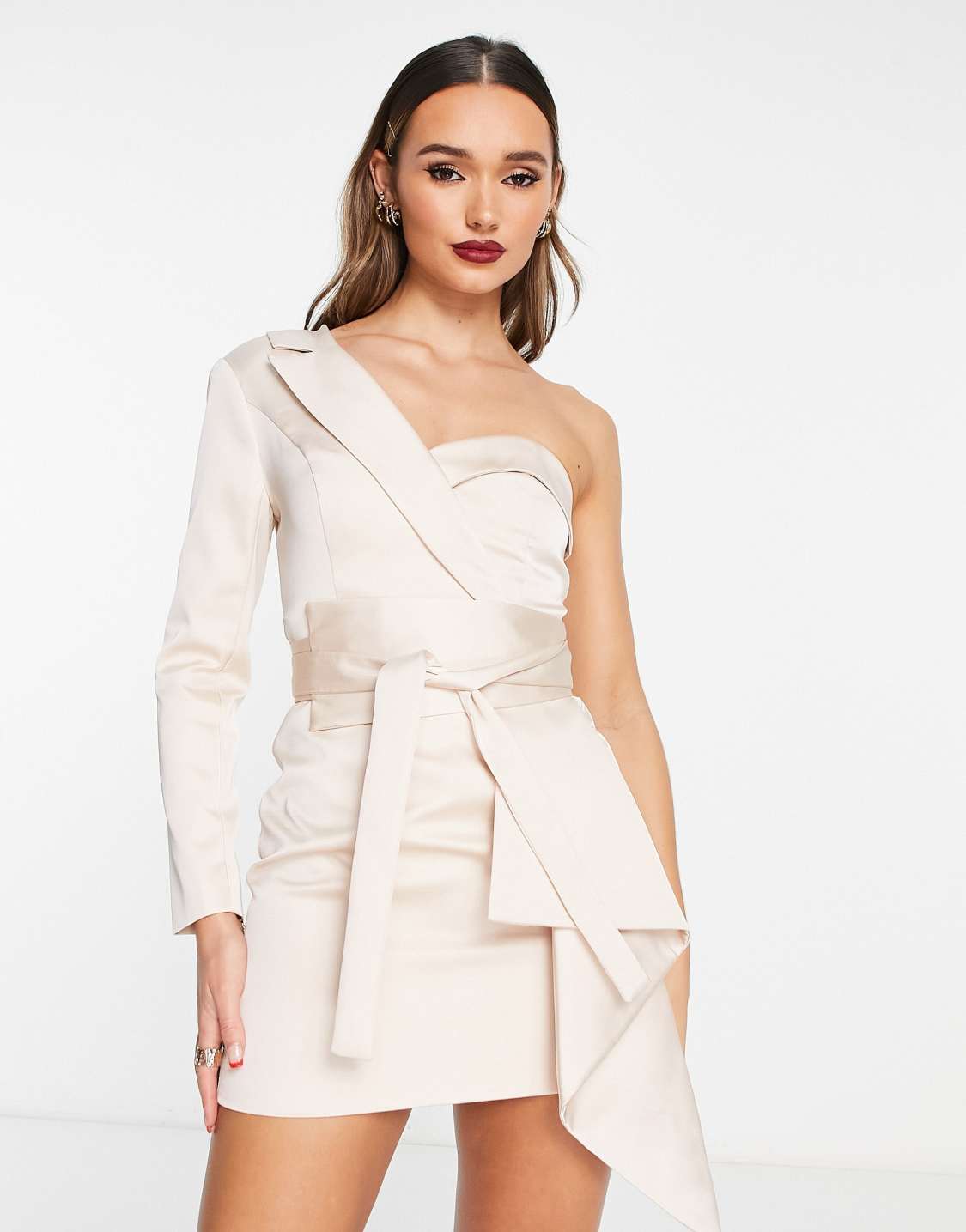 Lavish Alice – Robe blazer courte asymétrique satinée avec ceinture – Champagne Tenues pour la mariée moderne The Wedding Explorer