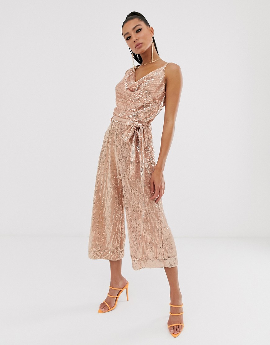 Lavish Alice - Tuta jumpsuit con gonna pantalone, decorazione di paillettes e scollo ad anello color oro rosa
