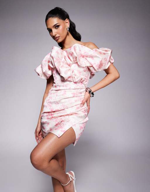 Lavish Alice - Vestito corto in raso doppiato con scollo alla Bardot e stampa effetto porcellana color rosa fucsia
