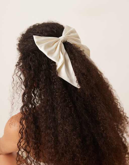 Lazo para el cabello blanco marfil con detalle de texto "Just Married" bordado de ASOS DESIGN, 3 de 3