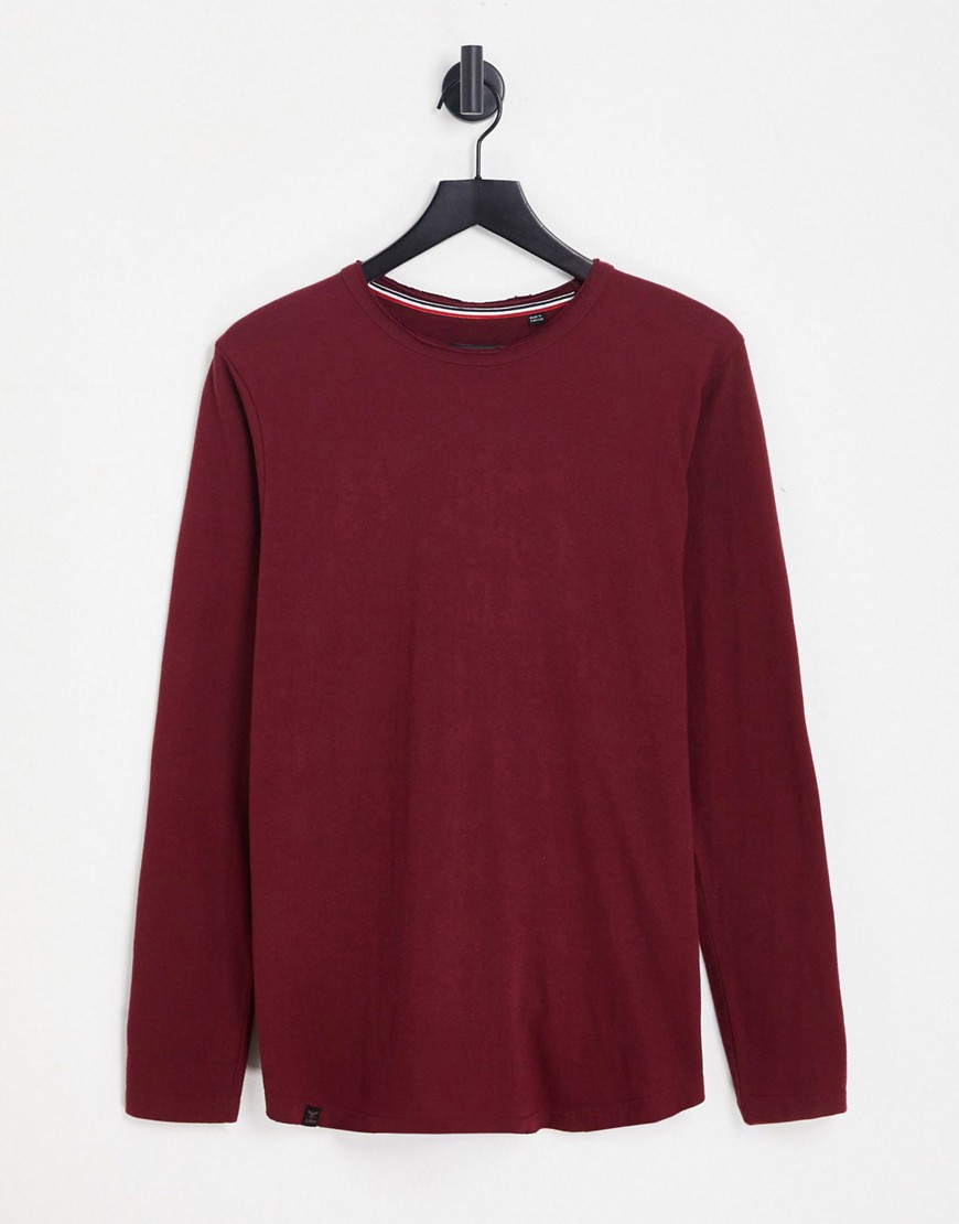 Le Breve long sleeve curved hem t-shirt in burgundy-Red