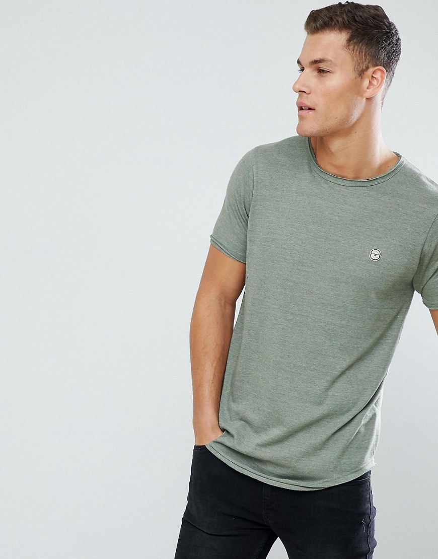 Le Breve – T-shirt i longline-modell med råskuren kant-Grön