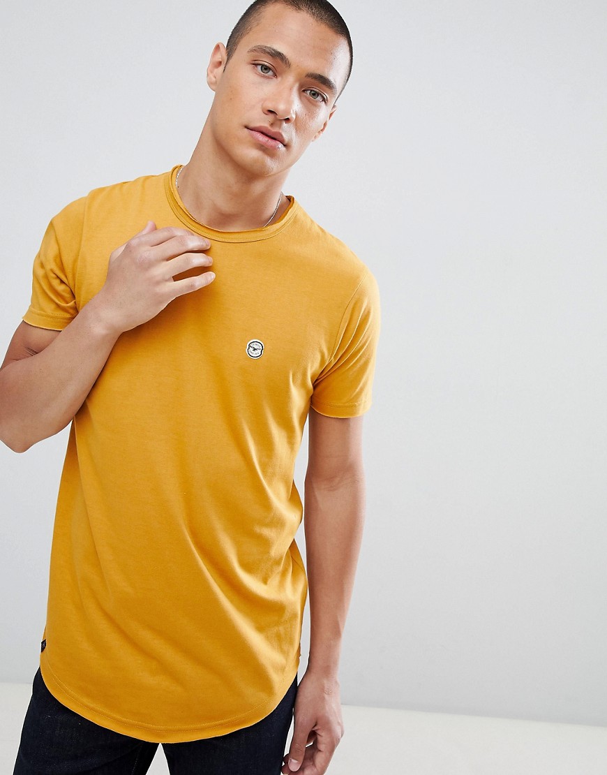Le Breve – T-shirt i longline-modell med råskuren kant-Gul