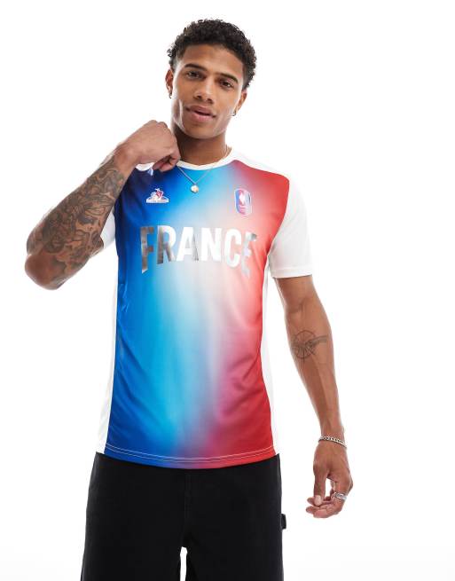 Le Coq Sportif Maillot d entrainement de l equipe de France a logo Jeux Olympiques de Paris 2024 Rouge guimauve bleu effet degrade ASOS