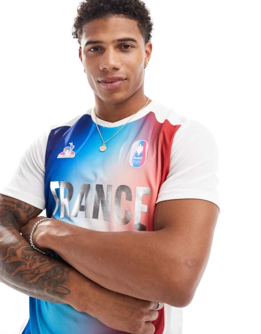 Le Coq Sportif Maillot d entrainement de l equipe de France a logo Jeux Olympiques de Paris 2024 Rouge guimauve bleu effet degrade ASOS