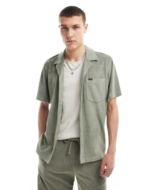 Lee - Camicia a maniche corte comoda in spugna verde oliva slavato con rever in coordinato