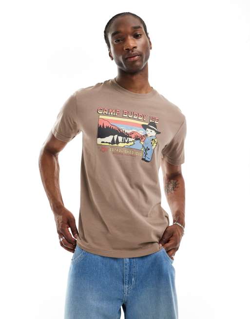 Lee – Jasnobrązowy T-shirt z nadrukiem i napisem „Camp Buddy“