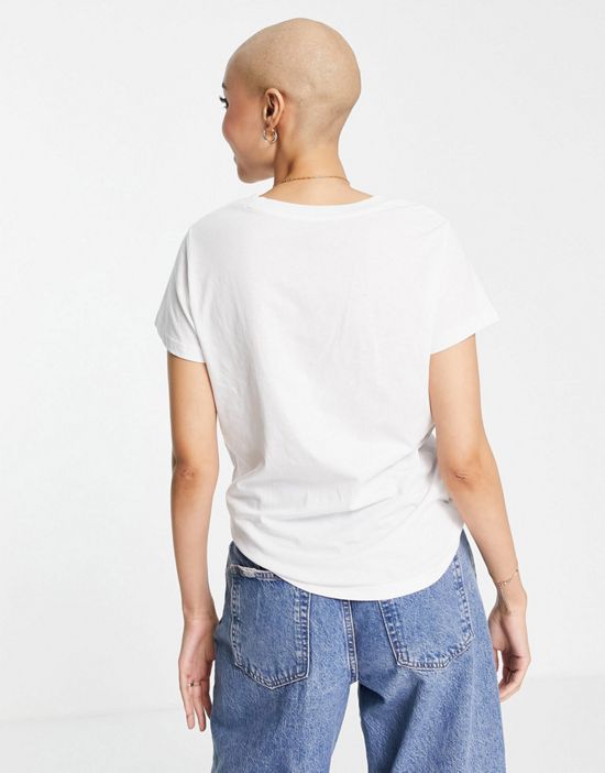 https://images.asos-media.com/products/lee-jeans-front-logo-tee-in-white/24409538-3?$n_550w$&wid=550&fit=constrain