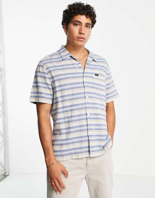 Lee – Resort – Kurzärmliges, gestreiftes Jacquard-Hemd mit lockerem Schnitt in Blau/Weiß