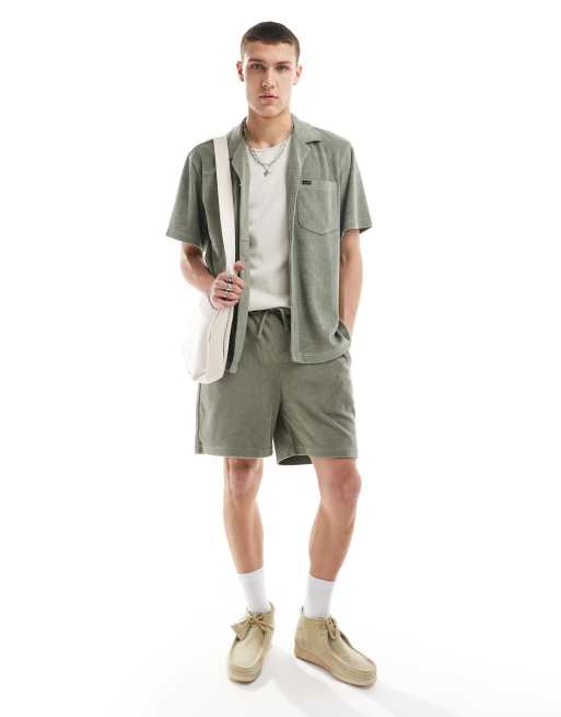 Lee – Set aus Frottee mit Sweat-Shorts und Hemd in verwaschenem Olivgrün