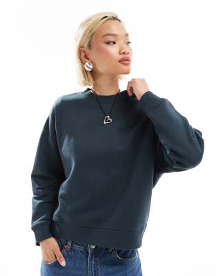 LEE - Sweatshirt in verwaschenem Schwarz mit kleinem, farblich abgestimmtem Logo