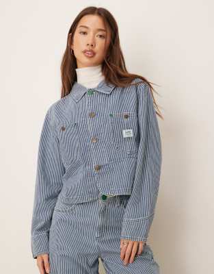 Lee x Crayola - Chore-Jacke mit Cropped-Schnitt mit blauen Streifen im Lokomotivführer-Stil, Kombiteil
