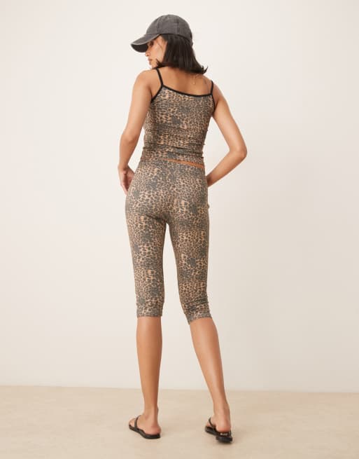 Leggings capri con estampado de leopardo de ASOS DESIGN (parte de un conjunto), 3 de 5