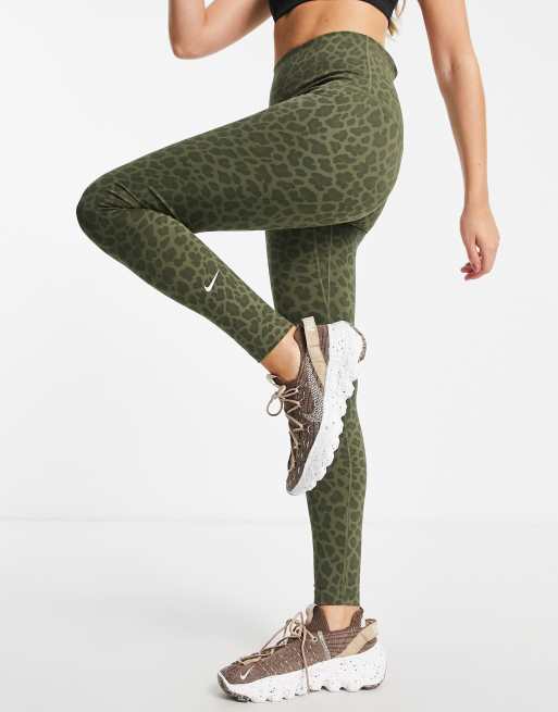 Leggings caquis de talle alto con estampado de leopardo One Dri FIT de Nike Training