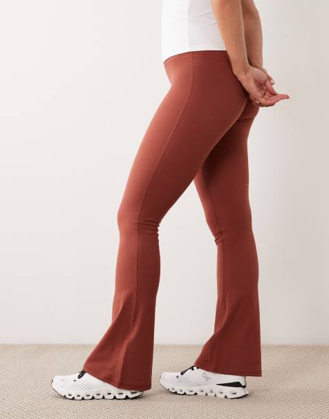 Leggings color ámbar para yoga de corte slim acampanado y talle alto de tejido suave Icon de 4505 Petite - view 1