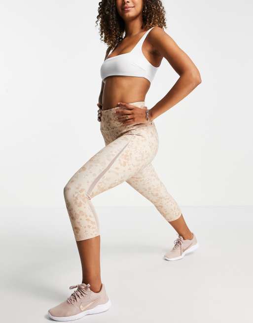 Leggings cortos beis deportivos con estampado de leopardo de Only